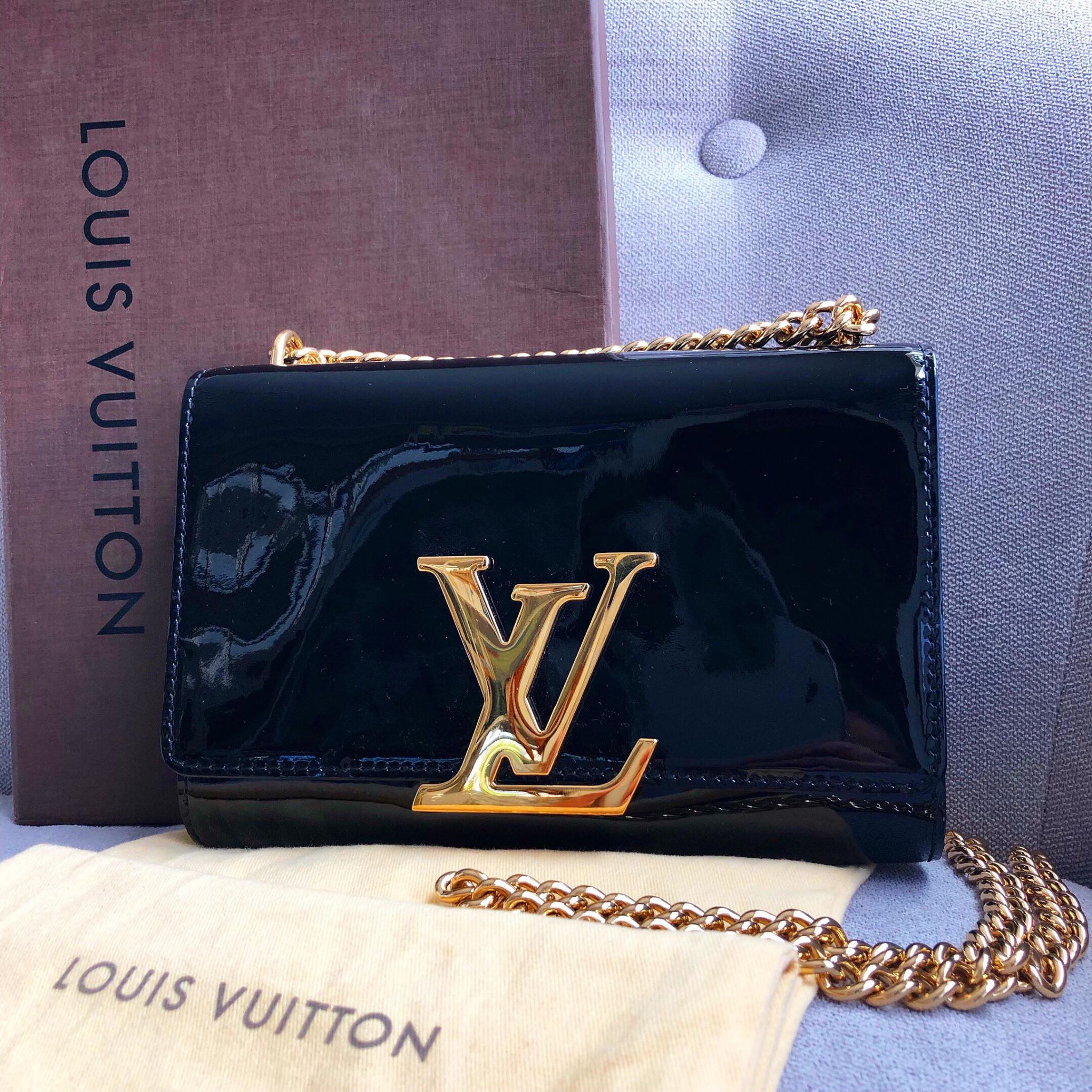 Louis Vuitton Leather Louise Clutch in Black